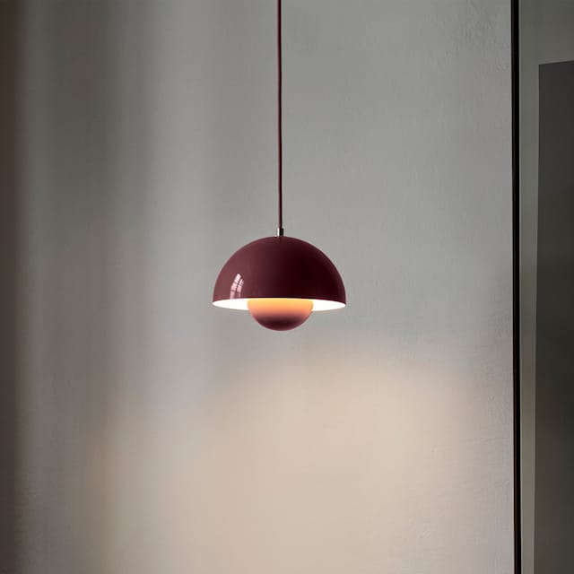 Hvid elegant loftlampe. Indret dit hjem med minimalistisk, skandinavisk belysning og stil.