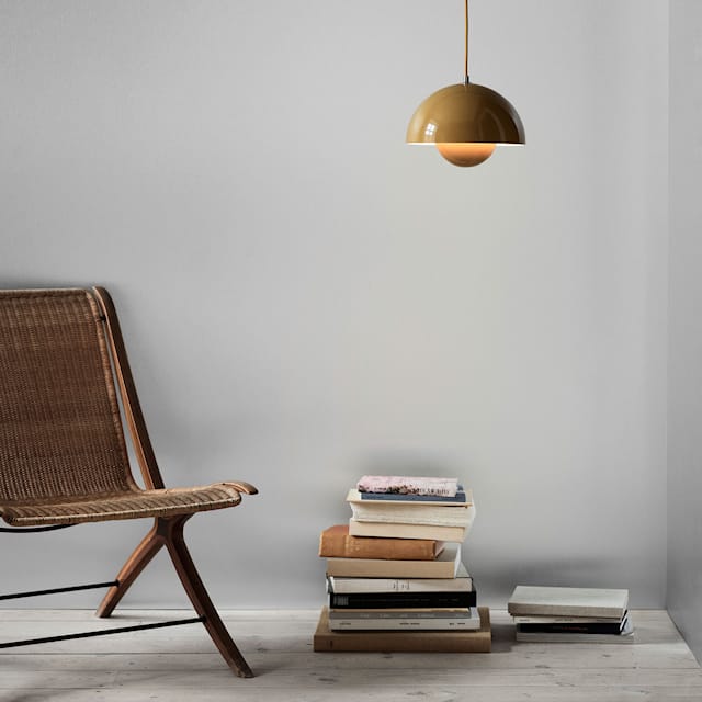 Stilfuld loftlampe i nordisk design. Giver en varm og indbydende stemningslys i rummet.