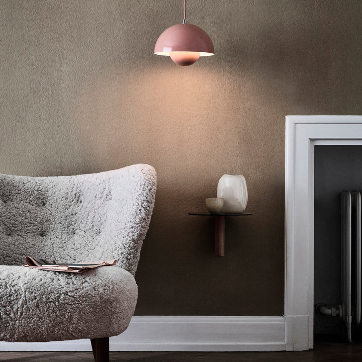 Minimalistisk skandinavisk loftlampe. Optimerer rummets belysning og æstetiske appel.