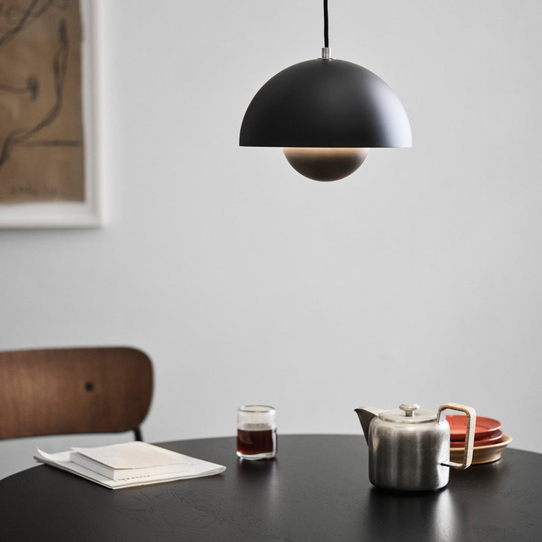 Moderne designloftlampe. Integreres smukt i skandinavisk interiørdesign og hjemmeindretning.