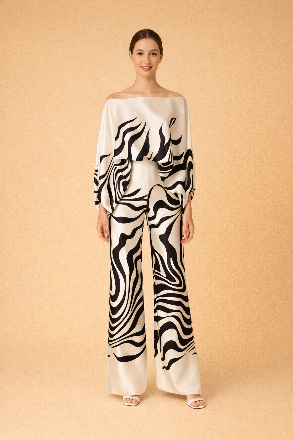 Stilfuldt mønstret todelt sommersæt til damer. Off-shoulder bluse og vide ben bukser til sommerlook.