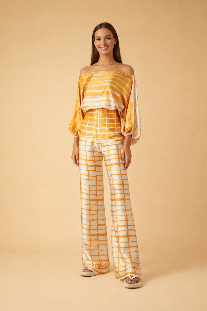 Mønstret off-shoulder top fra elegant todelt sommersæt til damer. Perfekt til sommer og strand.