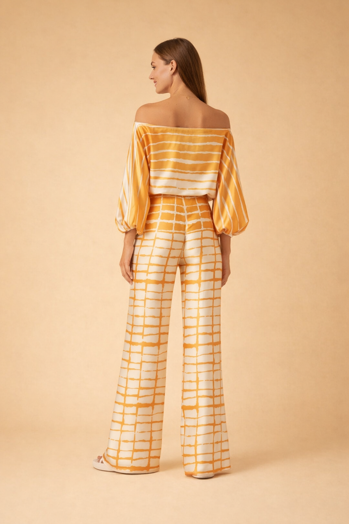 Todelt sommersæt til damer i elegant mønster. Off-shoulder top og vide ben bukser for komfortabel stil.