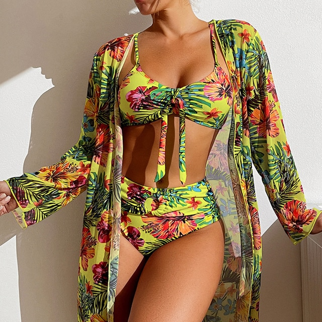 Trendy sommerstil: Tre-delt bikini sæt i elegant design. Komfortabel højtaljet bikini med stilfuld mesh bluse.