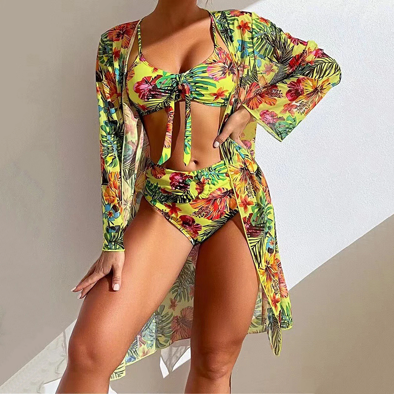 Elegant og moderne badetøj til kvinder. Højtaljet bikini med matchende top og luftig mesh bluse for strandlook.
