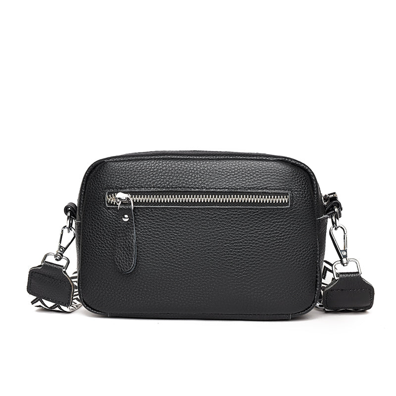 Model med smart crossbody skuldertaske, der komplementerer et dagligdags outfit med elegant flair.