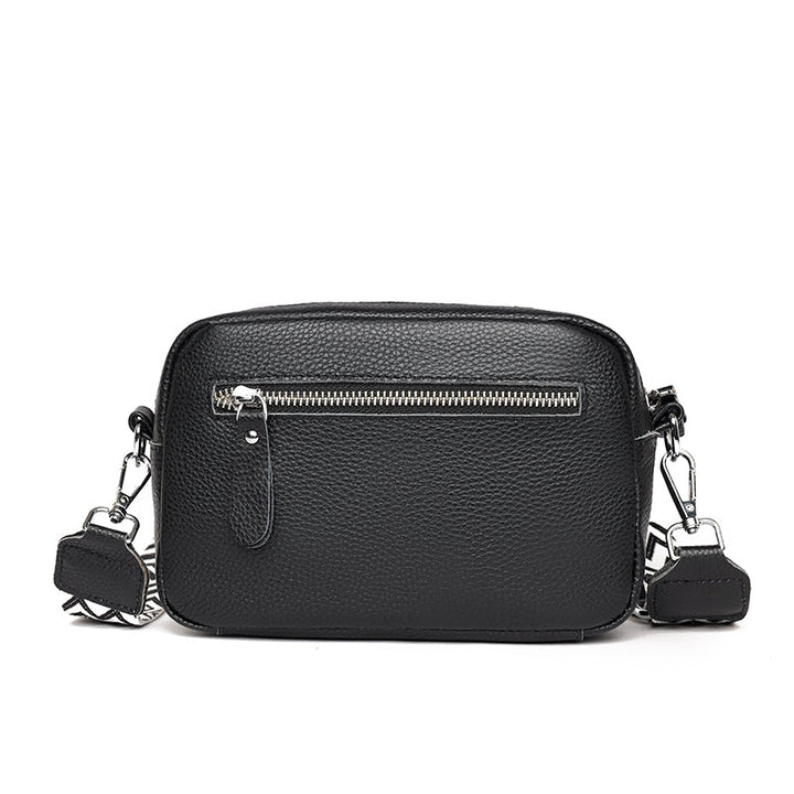 Model med smart crossbody skuldertaske, der komplementerer et dagligdags outfit med elegant flair.