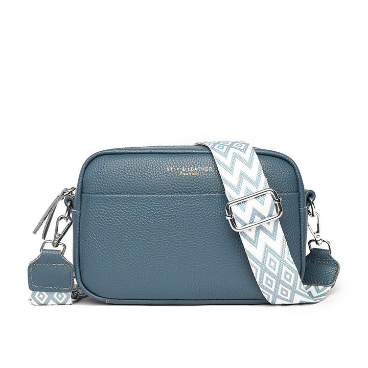 Stilfuld dame skuldertaske med justerbar rem, kan bæres som crossbody eller over skulderen.