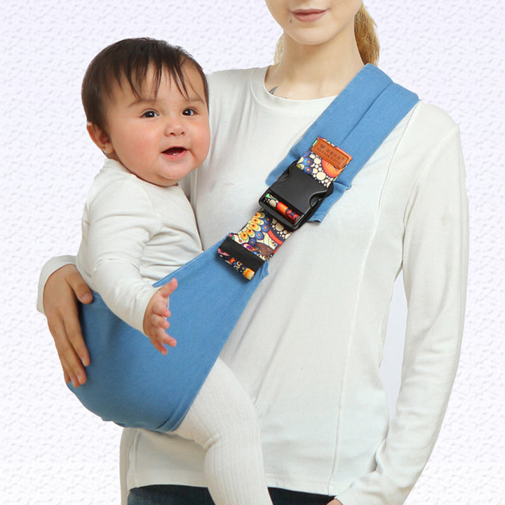 Forælder med baby i ergonomisk bæresele. Fremmer nærhed og giver håndfri bevægelsesfrihed.