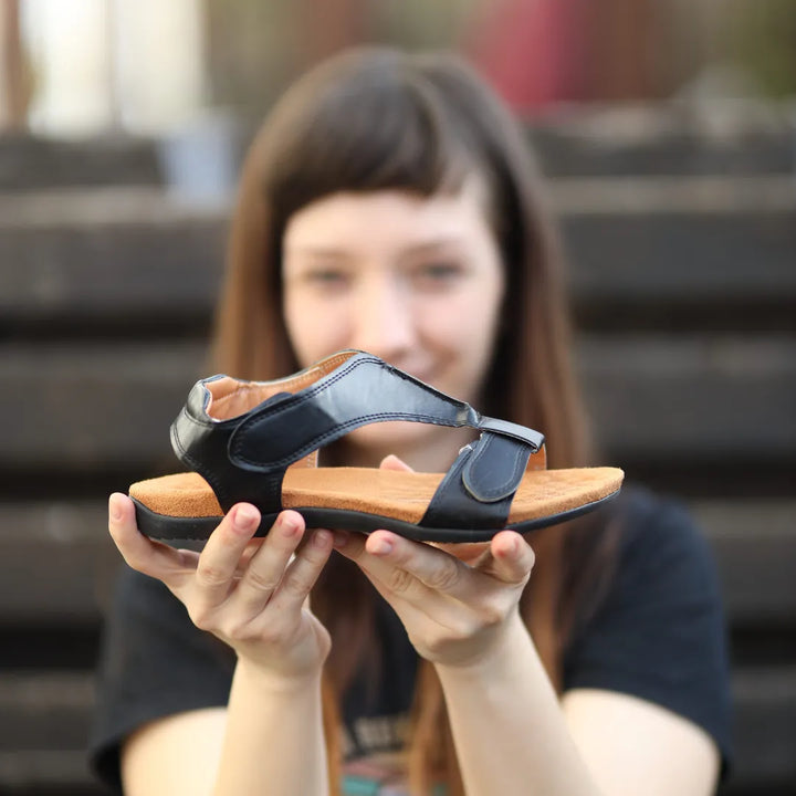 Lette sommersandaler med ergonomisk fodstøtte, ideelle for komfort på varme dage.