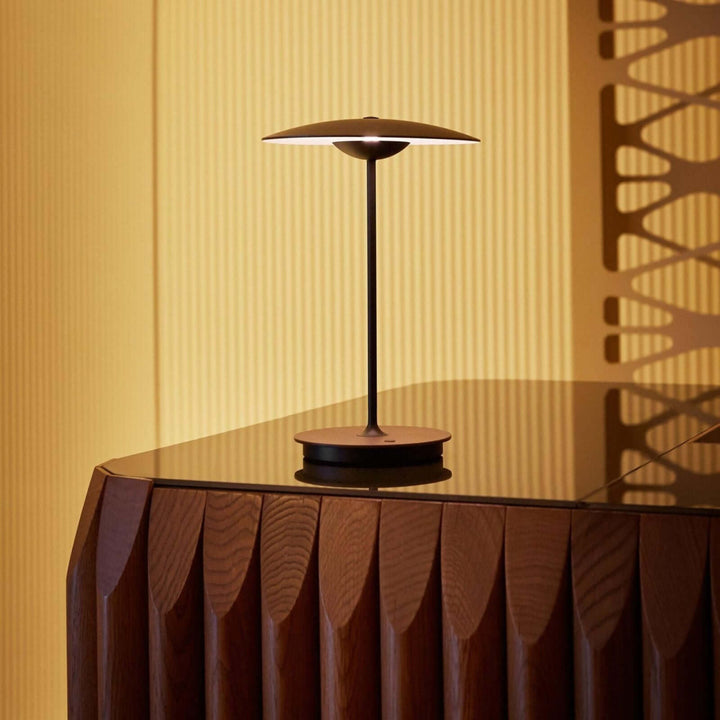 Moderne bordlampe i metal med LED