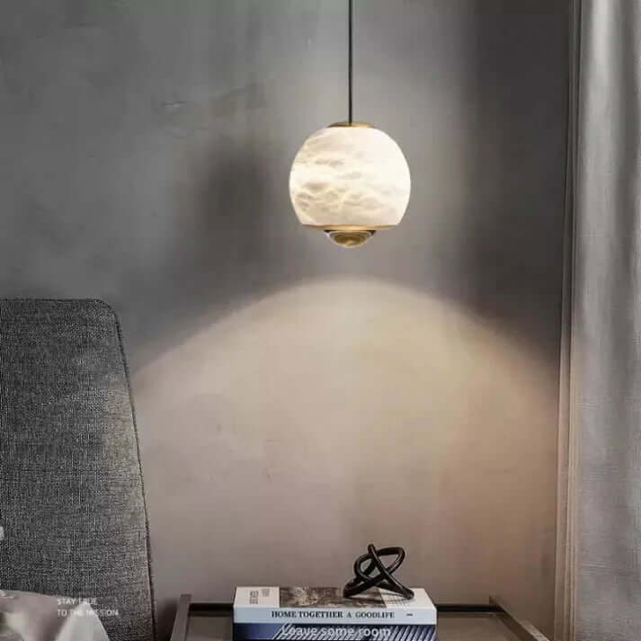 Moderne marmor- og alabast pendellampe, kugleformet design, nordisk stil