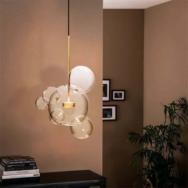 Moderne pendellampe i et minimalistisk rum