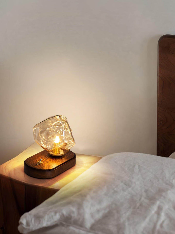 Isstensk design glasbordlampe ved arbejdspladsen