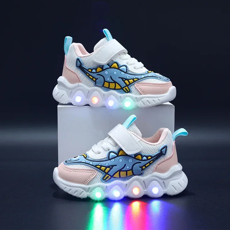 Glad barn leger udendørs med lysende børnesneakers med LED-lys og velcro. Sjovt fodtøj til leg.