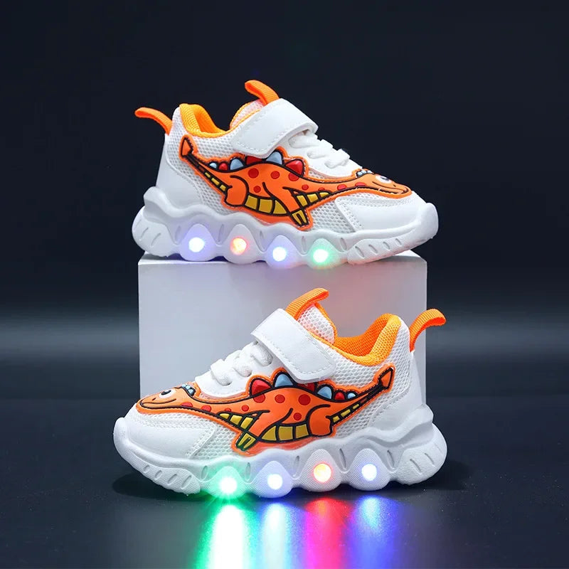 Lysende børnesneakers i mørke, der viser de seje LED-lys og den praktiske velcro-lukning. Sikker leg.