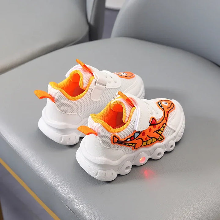 Komfortable børnesneakers med blød indersål og støttende design, med LED-lys og velcro for nem brug.