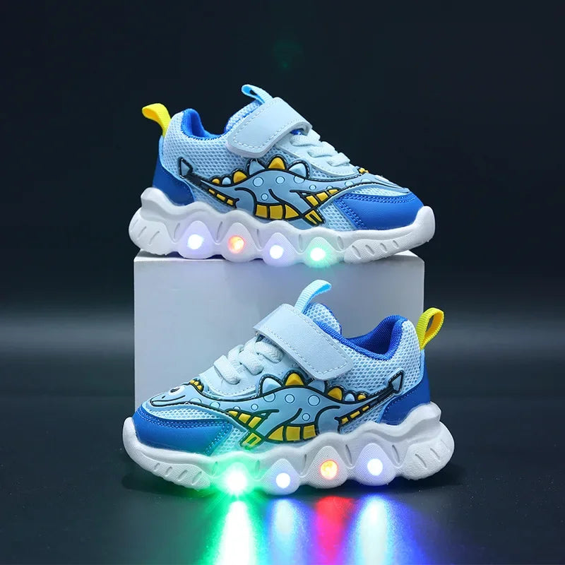 Et par moderne børnesneakers med LED-lys og velcro, ideelle til hverdagsbrug og leg. Farverigt design.