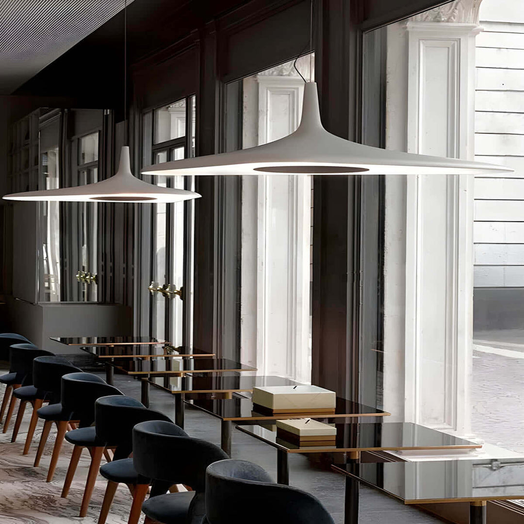 Unik loftlampe i moderne stue