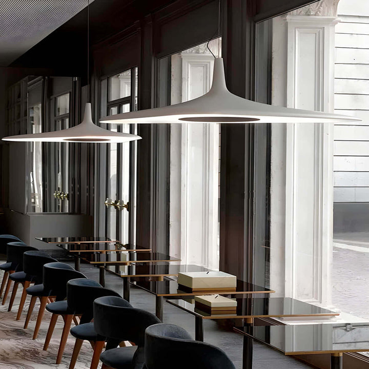 Unik loftlampe i moderne stue