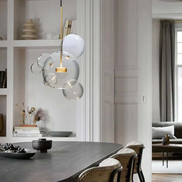 Moderne pendellampe med glasdetaljer