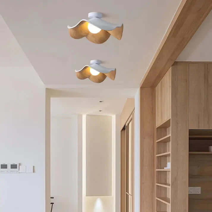 Lotus Loftlampe monteret i en stue