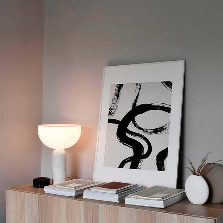 Lampens enkle og stilfulde design passer til moderne indretning