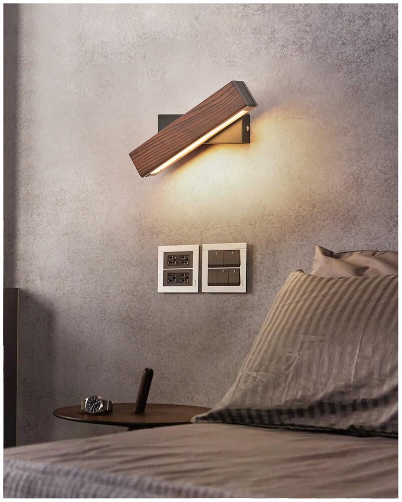 Roterbar LED væglampe i træ