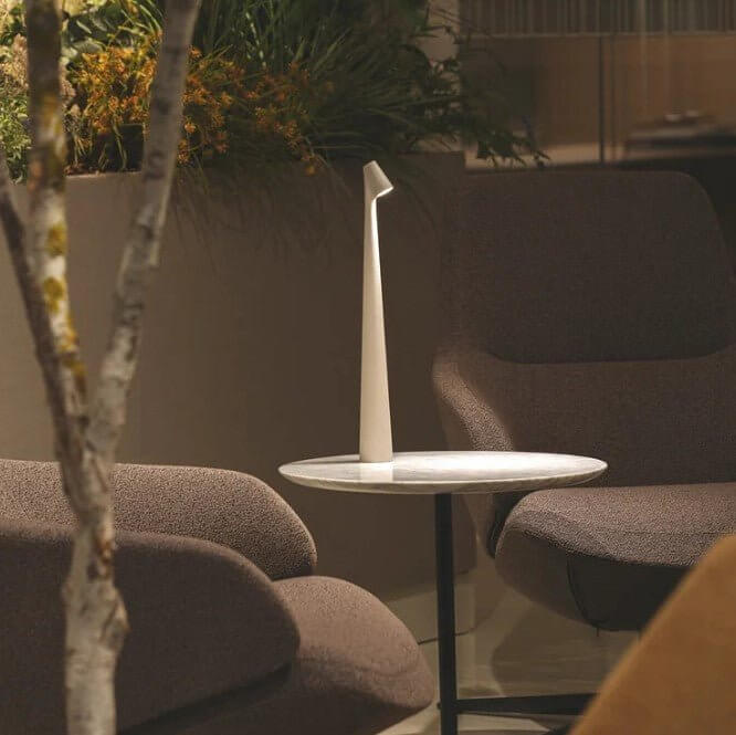 Bærbar LED-bordlampe i et soveværelse