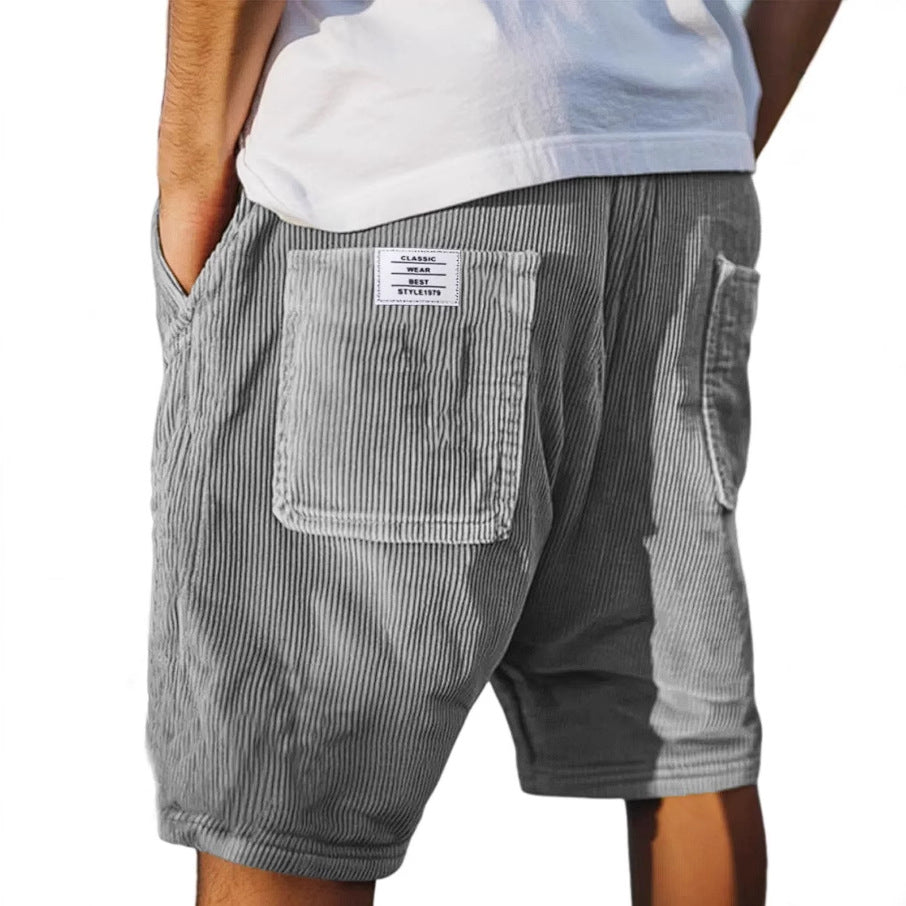Grå herreshorts med elastisk linning. Komfortabel urban stil, perfekt til casual sommerbrug med praktiske lommer.