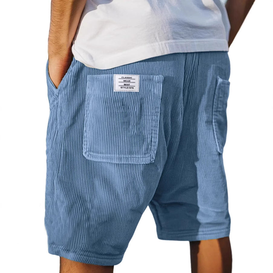 Blå casual herreshorts med elastisk linning og side-lommer. Perfekt komfortabelt valg til sommer og urban stil.