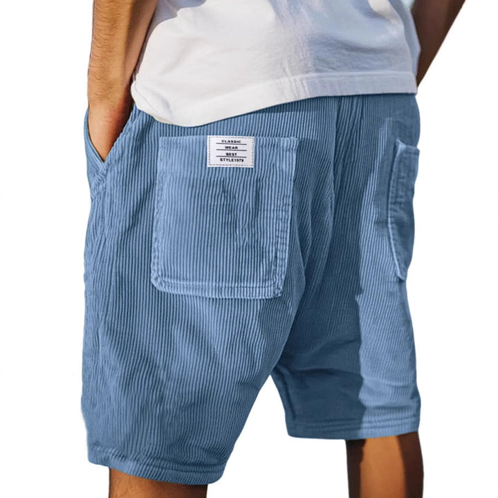 Blå casual herreshorts med elastisk linning og side-lommer. Perfekt komfortabelt valg til sommer og urban stil.