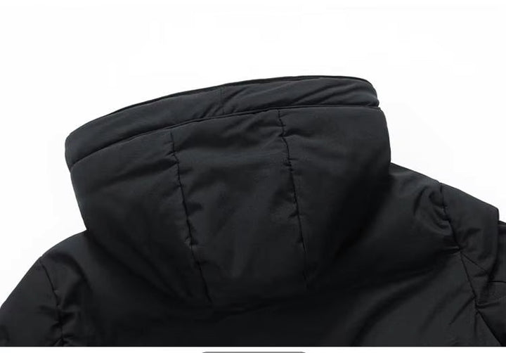 Grøn mænds hættejakke i polyester, ideel som varm fritidsjakke til vinteren.