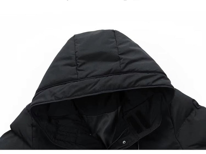 Robust sort polyester herre vinterjakke med foret hætte, bygget til koldt vejr.