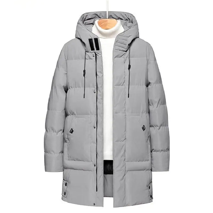 Moderne herre vinterjakke i polyester, foret og med hætte, til stilfuld beskyttelse mod kulden.