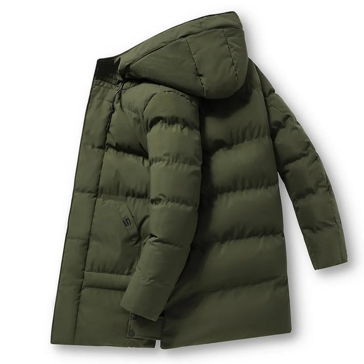 Sort herrejakke i polyester, varm og foret hætte, ideel til vintermode og dagligbrug.