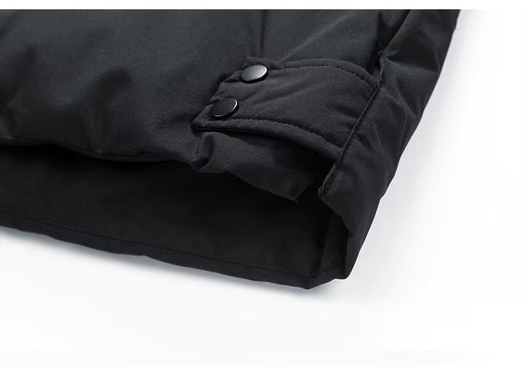 Sort foret herrejakke i polyester med hætte, slidstærk og varm til udendørs aktiviteter.