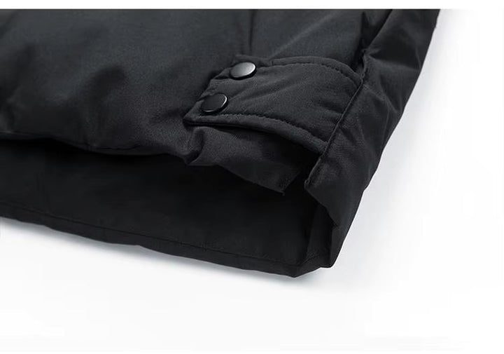 Sort foret herrejakke i polyester med hætte, slidstærk og varm til udendørs aktiviteter.