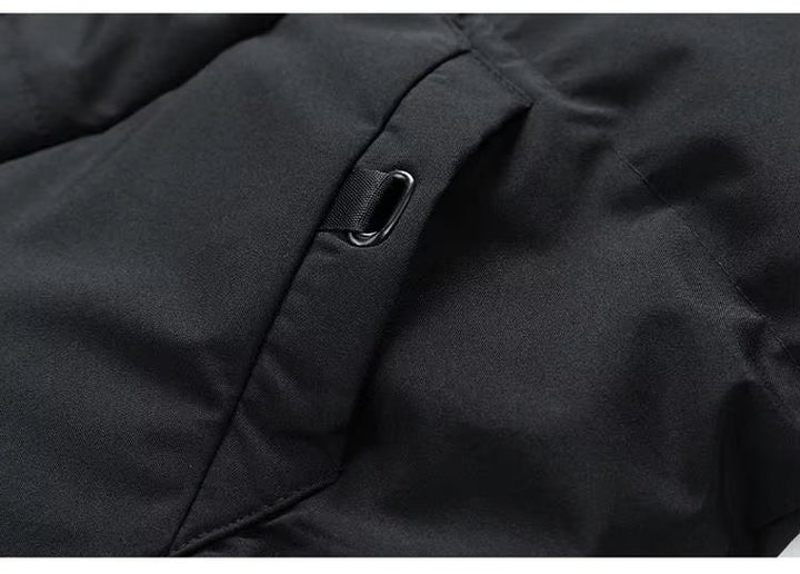 Mand iført varm grøn polyester vinterjakke med foret hætte, klar til udendørs eventyr i kulden.