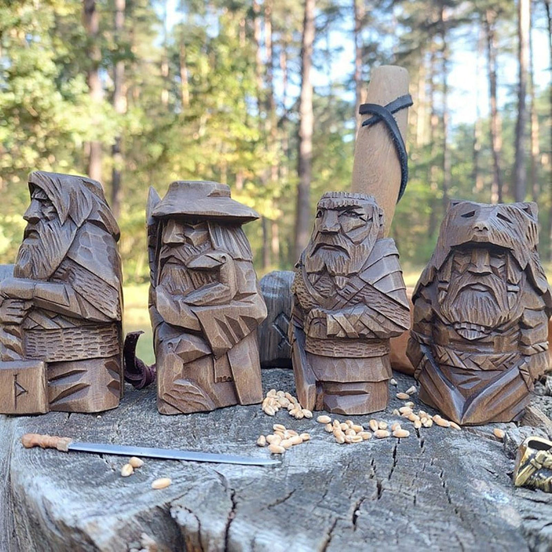 Detaljeret resin statuette af nordisk gud. Perfekt vikinge dekoration til samlerobjekter.