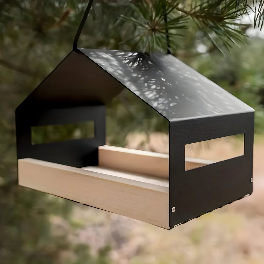 Elegant havepynt: Hængende fuglehus med foderautomat, der skaber et naturligt miljø for fugle på altanen.