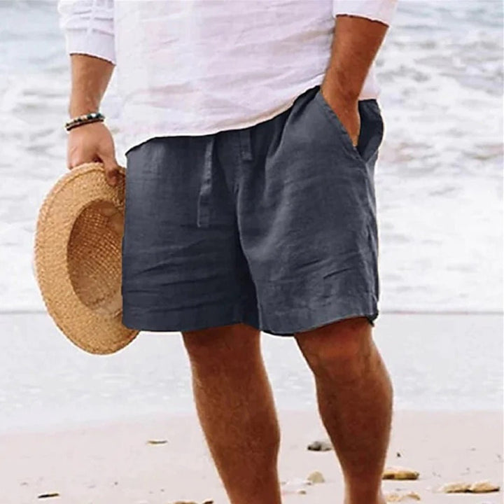 Behagelige herre sommershorts i linned med snørebånd, ideelle til strand og afslapning.