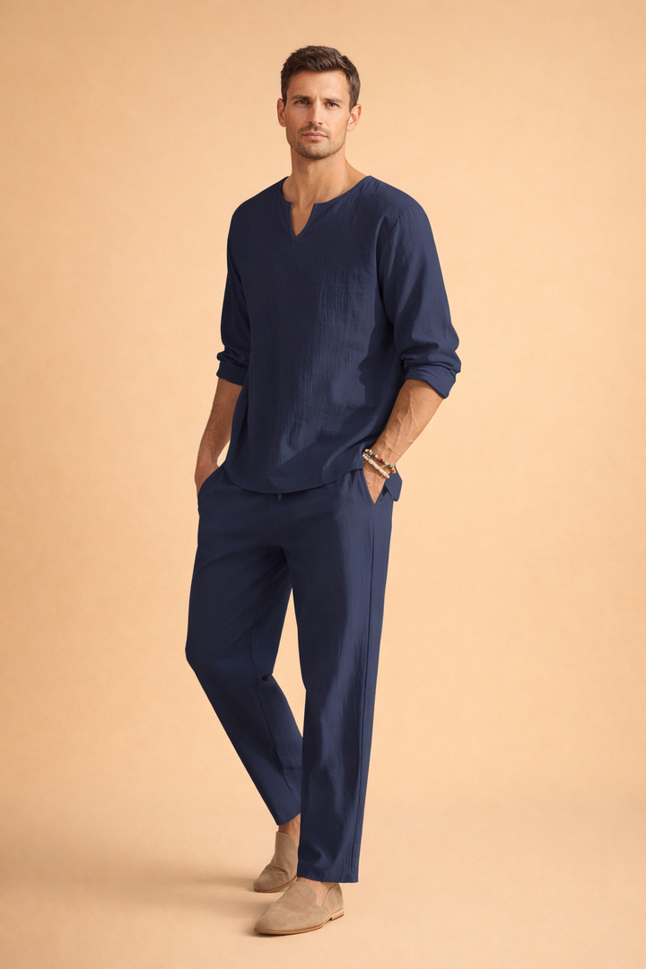 Modebevidst herresæt med matchende skjorte og bukser. Stilrent ensfarvet look, ideelt til afslappet elegance og komfort.