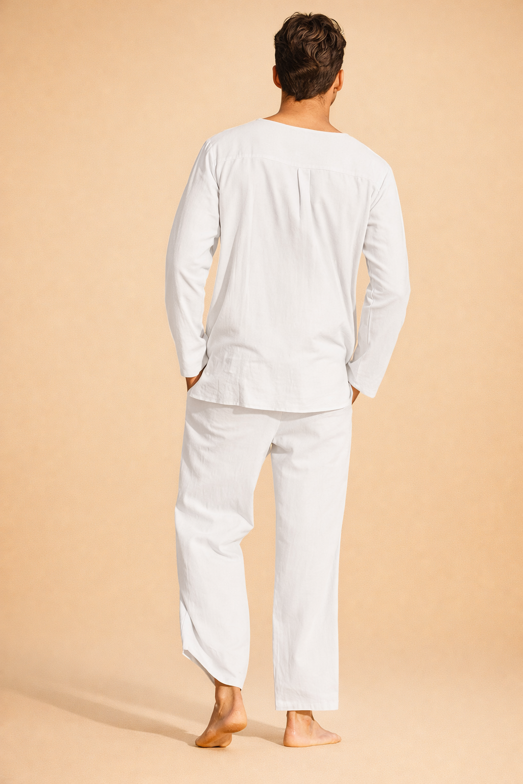 Stilfuldt herresæt med v-udskærings skjorte og komfortable bukser. Perfekt smart casual tøjvalg til den moderne mand.
