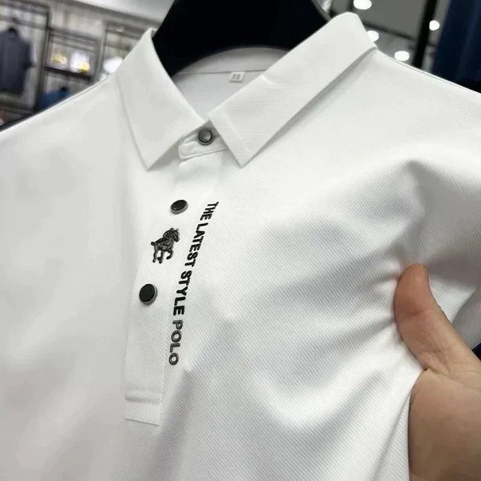 Stilfuld krølfri bomuldspolo til mænd, velegnet som business casual eller smart fritidstøj.