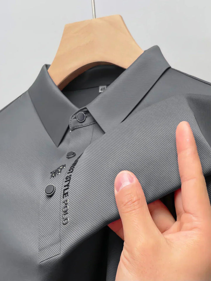 Elegant herre polo i blødt stretch bomuld, perfekt til business casual eller en afslappet weekend.