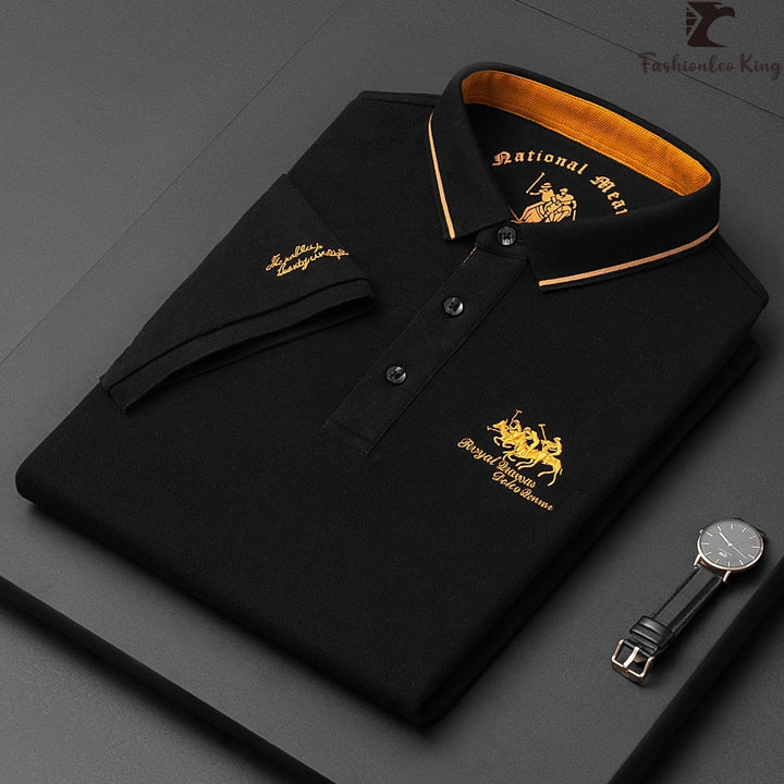 Herre poloshirt med stilfuld kontrastkrave og knaplukning. Klassisk design, perfekt til et smart casual look.