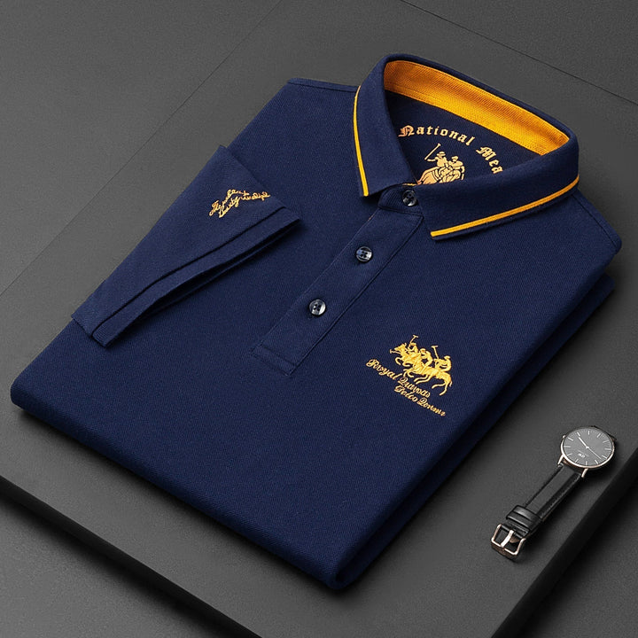 Stilfuld herre poloshirt med skarp kontrastkrave og knapper. Komfortabelt hverdagstøj til den moderne mand.