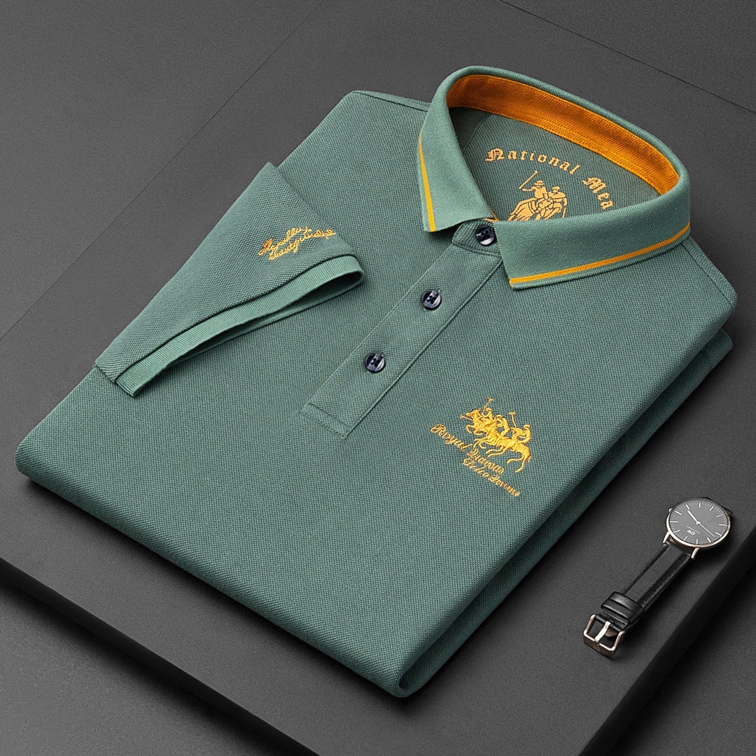 Elegant herre poloshirt i klassisk stil med kontrastkrave, kort ærme og to knapper. Alsidig herremode.