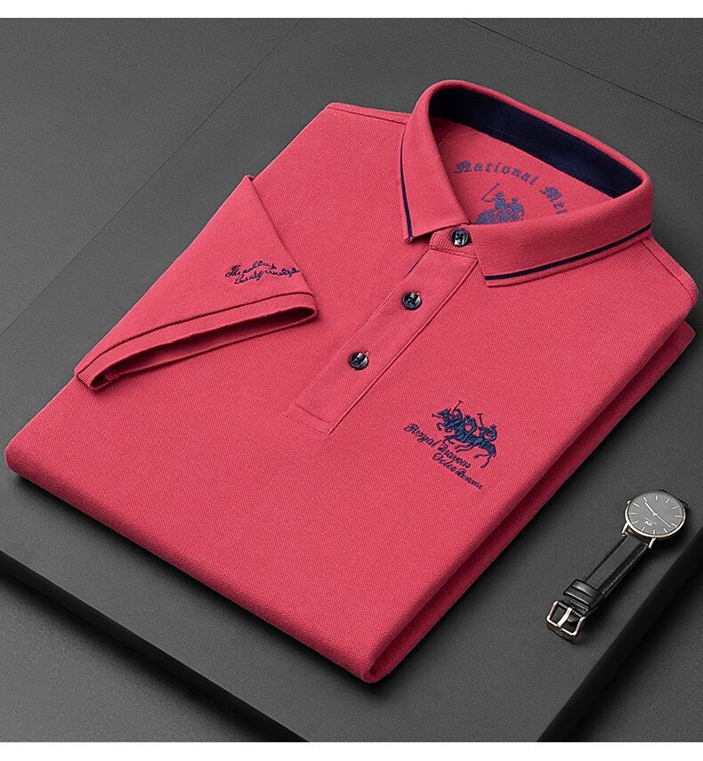 Casual herre poloshirt med elegant kontrastkrave og knaplukning. Perfekt til en stilfuld og afslappet dag.